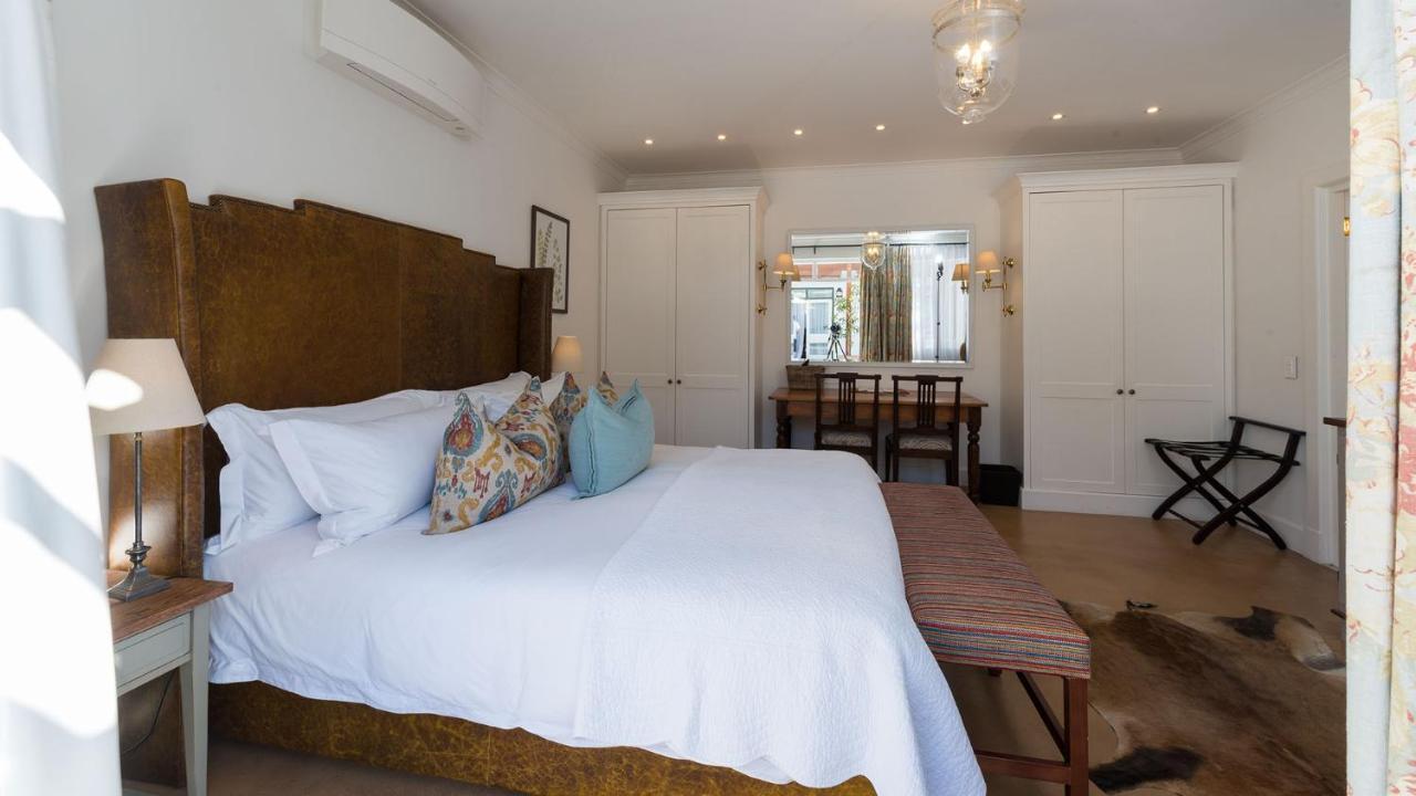 Drostdy Hotel Graaff Reinet Bagian luar foto A bedroom at the Cape Heritage