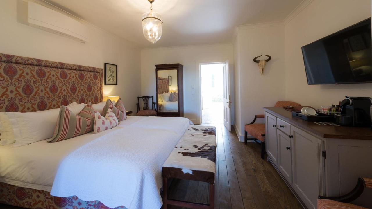Drostdy Hotel Graaff Reinet Bagian luar foto A bedroom at the hotel