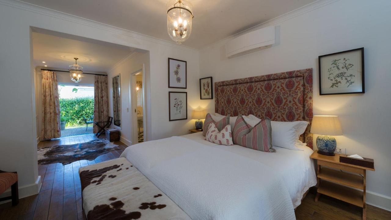 Drostdy Hotel Graaff Reinet Bagian luar foto A bedroom at the Cape Heritage