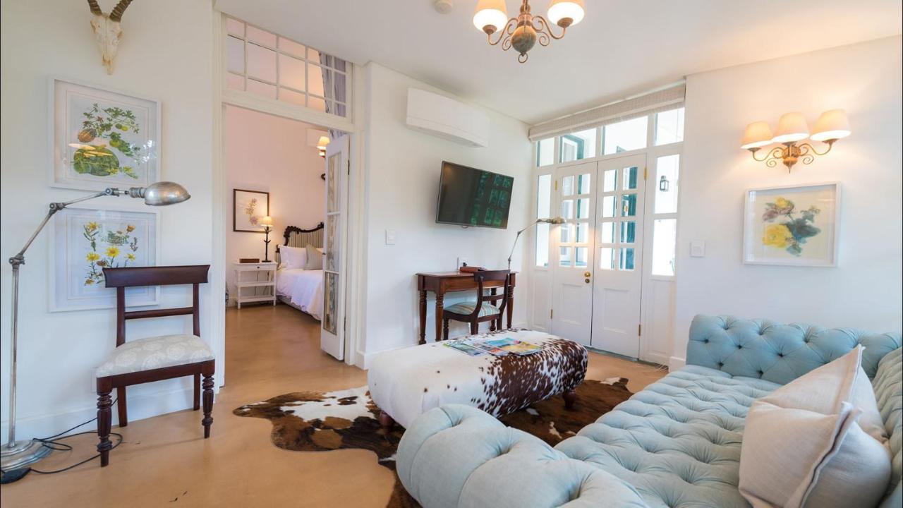 Drostdy Hotel Graaff Reinet Bagian luar foto A living room in a typical apartment