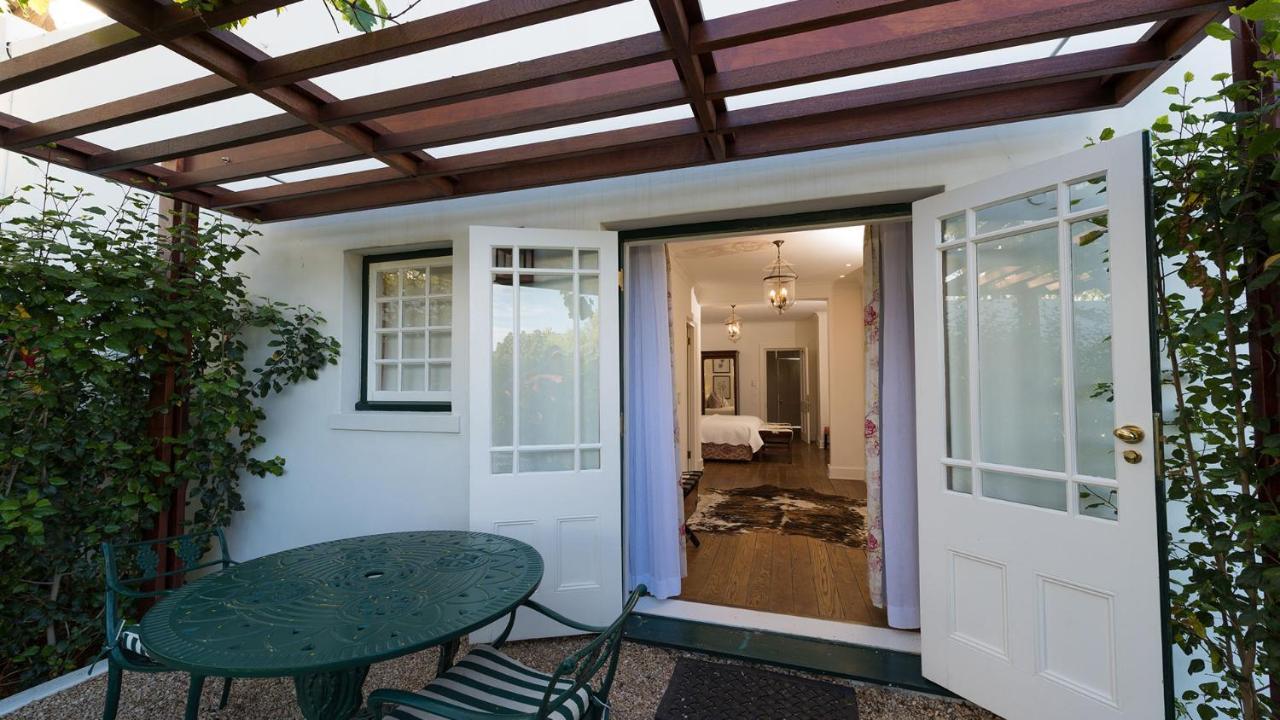 Drostdy Hotel Graaff Reinet Bagian luar foto The entrance to the cottage