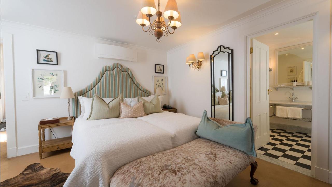 Drostdy Hotel Graaff Reinet Bagian luar foto A bedroom at the hotel