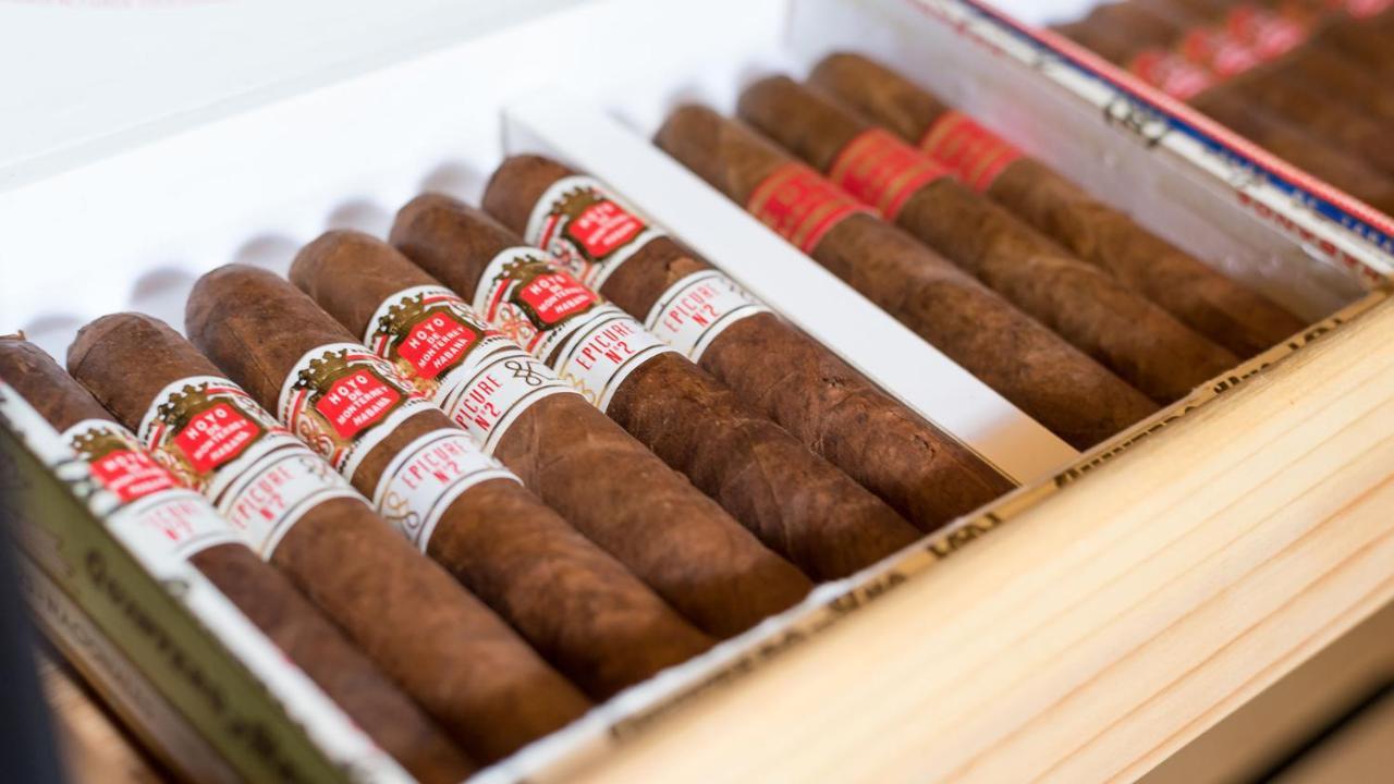 Drostdy Hotel Graaff Reinet Bagian luar foto A box of cigars