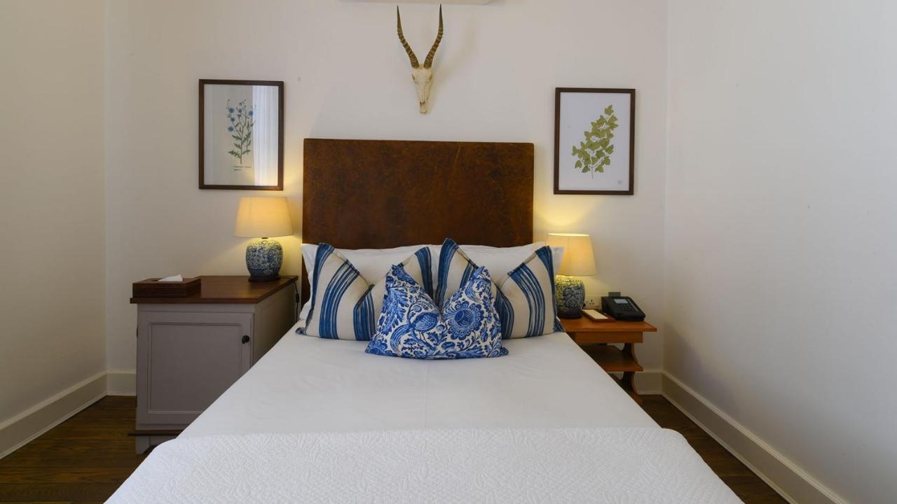Drostdy Hotel Graaff Reinet Bagian luar foto A bedroom at the hotel