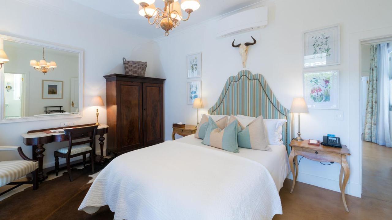 Drostdy Hotel Graaff Reinet Bagian luar foto A bedroom at the Cape Heritage