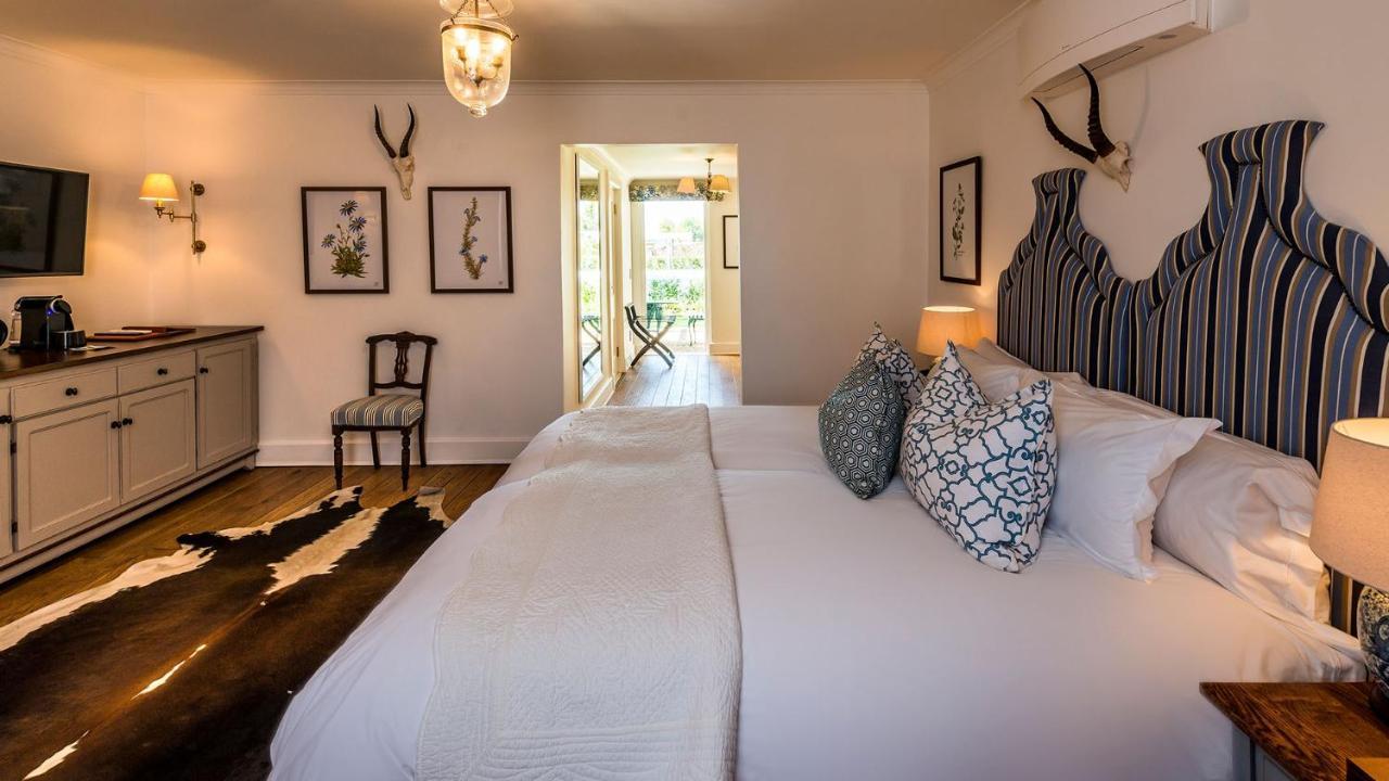 Drostdy Hotel Graaff Reinet Bagian luar foto A bedroom at the Oyster Box