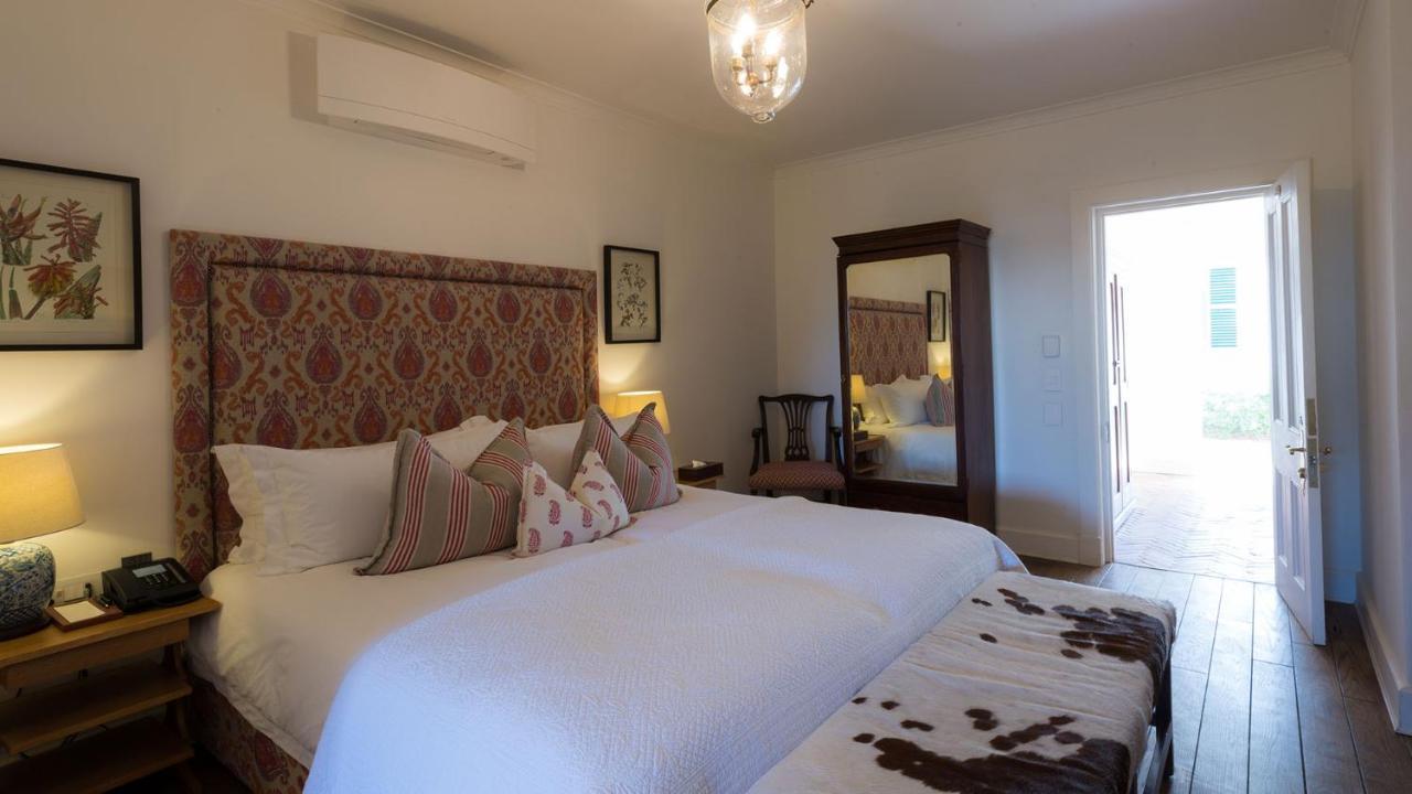 Drostdy Hotel Graaff Reinet Bagian luar foto A bedroom at the hotel