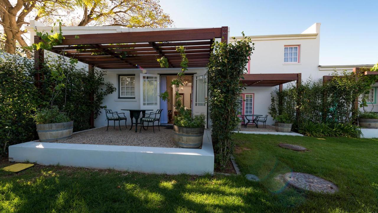 Drostdy Hotel Graaff Reinet Bagian luar foto A pergola in a garden