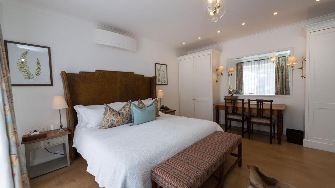 Drostdy Hotel Graaff Reinet Bagian luar foto A bedroom at the hotel