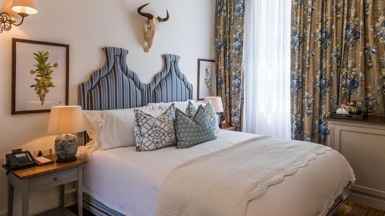 Drostdy Hotel Graaff Reinet Bagian luar foto A guest room at the Inn at 212