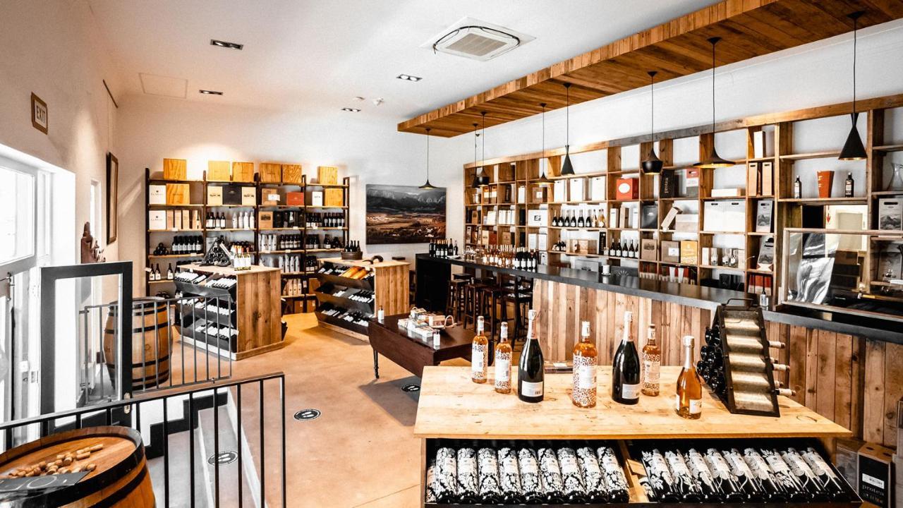 Drostdy Hotel Graaff Reinet Bagian luar foto The interior of a wine shop in Germany