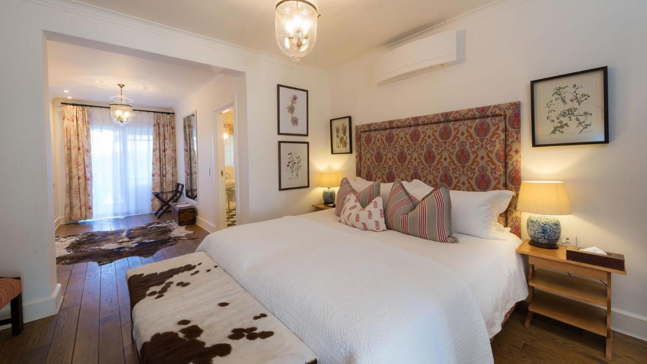 Drostdy Hotel Graaff Reinet Bagian luar foto A bedroom at the Cape Heritage